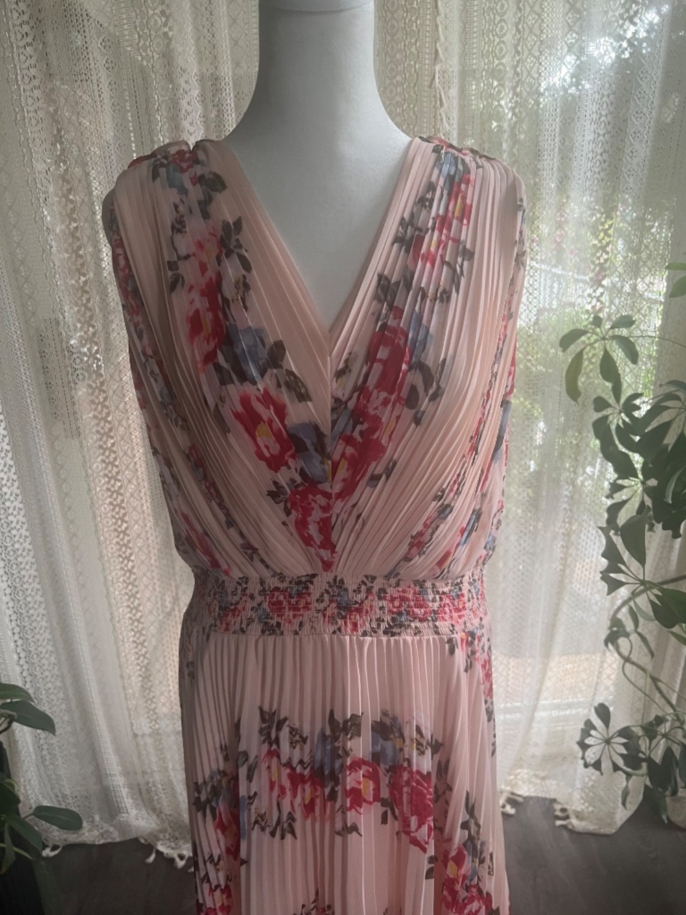 White House Black Market floral pleated v neck flowy dress - Picture 5 of 12